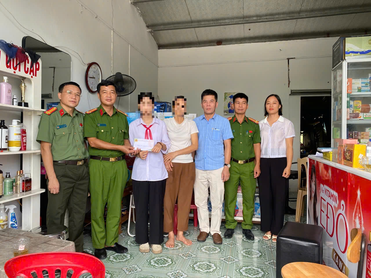 Công an xã Hà Đông: Tiếp sức học sinh hoàn cảnh khó khăn bước vào năm học mới 2026 – 2027